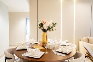 Stylish 3 BR with Prime location