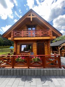 Domki z bali na miedzy