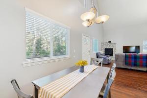 3BR Cabin with Grill and Fireplace - Near Hiking