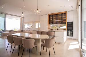 Luxury Villa Sunset Hills by ELE Apartments