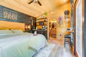 8 Mi to Farragut State Park Wooded Cabin Escape!