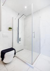 Luxe 2Bed 2Bath with Balcony & Views by NewYorkCafé