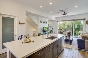 2 Mi to Cabrillo Beach Luxe LA Gem with Balcony