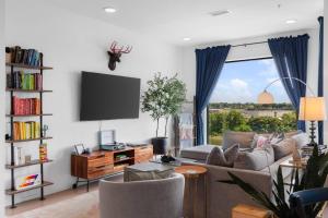 Luxury Riverview Walk to Broadway with Garage and Patio