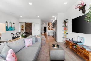 Luxury Riverview Walk to Broadway with Garage and Patio