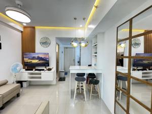 Modern 1 bedroom w Pool and City Views