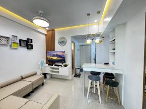 Modern 1 bedroom w Pool and City Views