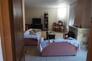 Apartment with a garden, BBQ, swimming pool and jacuzzi