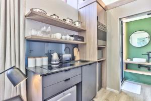 Modern, Sunfilled Urban Apt at The Harri wviews