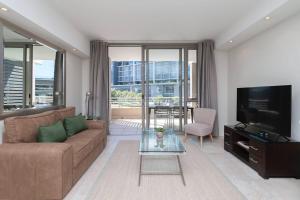 Canal-side Serenity: Stylish Apartment Retreat