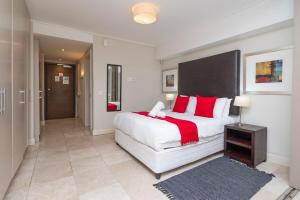 Canal-side Serenity: Stylish Apartment Retreat