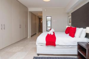 Canal-side Serenity: Stylish Apartment Retreat