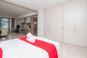 Canal-side Serenity: Stylish Apartment Retreat