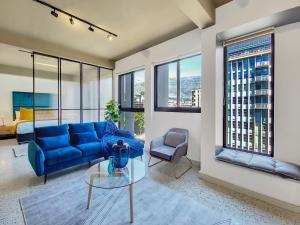 Luxurious hotel-type living couples retreat- pool