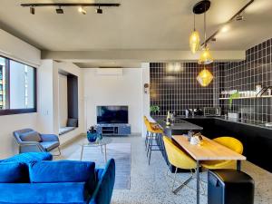 Luxurious hotel-type living couples retreat- pool