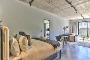 Secure Central Worker Bees luxury pad with pool