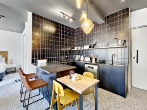 Beautiful,central,secure- hotel living for couples