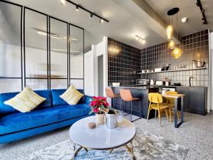 Beautiful,central,secure- hotel living for couples