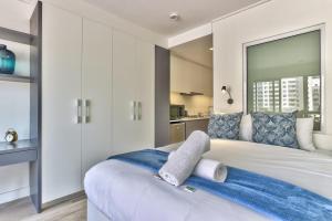 Contemporary arty Studio Balcony Mountain views