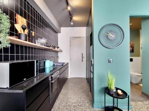 Trendy, secure, private balcony, Wifi & Smart TV