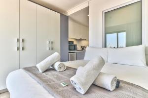 Stunning work pad on 1onAlbert- 601