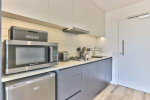 Stunning work pad on 1onAlbert- 601