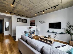 Stylish, brand new, secure apartment with pool