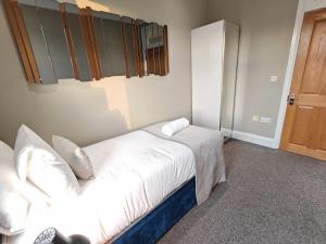 Garland Lovely And Spacious 3 Bedroom Flat London