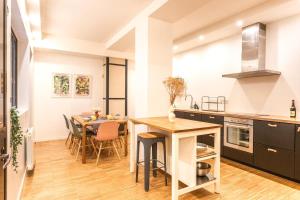 ParisConciergerie - Duplex for 12 with Cinema, 4BR