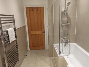 Garland Lovely And Spacious 3 Bedroom Flat London