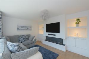 MODERN 3 BEDROOM PROPERTY WITH FREE DRIVEWAY PARKING by SHIRE STAYS