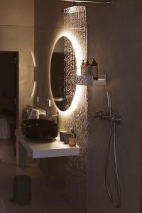 Zimmer mit Kingsize-Bett und Whirlpool