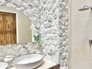 Bali-Style Villa with Private Pool, 3 Min Walk to Bangrak Beach