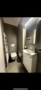 Modern Glyfada Apartment Sleeps 6, 5min Walk to Beach