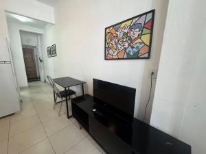 STUDIO com entrada na Av Atlântica praia de Copacabana, próximo de Ipanema, ar , Wi-Fi e Netflix, pauloangerami AA3806