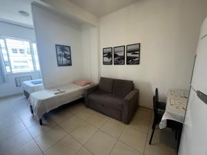 STUDIO com entrada na Av Atlântica praia de Copacabana, próximo de Ipanema, ar , Wi-Fi e Netflix, pauloangerami AA3806