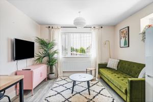 Modern 1BR Near Independent Eateries