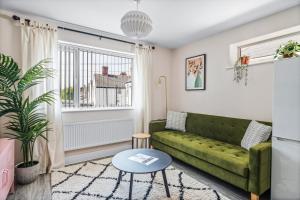 Modern 1BR Near Independent Eateries