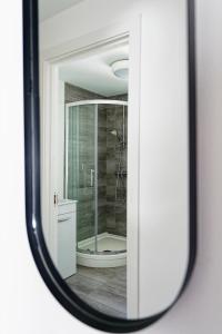 Modern 1BR Near Independent Eateries