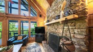 Mountain View Cabin with Hot Tub, Fire Pit & Deck
