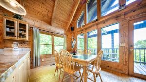 Mountain View Cabin with Hot Tub, Fire Pit & Deck