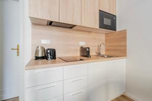 Blueground Holešovice balcony nr Vltava PRG-61