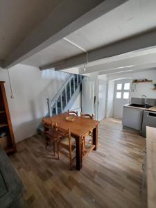 Maison campagne près de la rivière