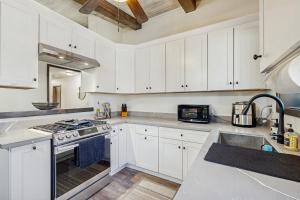 3BR Home with Hot Tub, Decks, Game Room