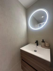 Suite Lumière - Cinéma privé by Collection Aura - Hypercentre Charleville-Mézières