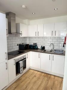 Deluxe 1 Bedroom Central Apartment - Fast Wifi- Utilitia Arena - ICC - Sea Life Centre