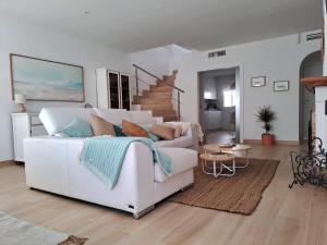 Brand new, Villabonita, sea views, swimming pool and parking