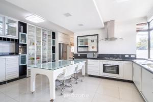 Duplex c piscina 800m da praia em Jurerê DME025