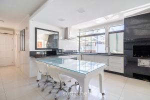 Duplex c piscina 800m da praia em Jurerê DME025