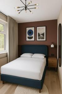 Modern Home 6bed En-suite Near Cheshire Oaks Near Chester Free Wi-Fi Free Parking Great for Work stays